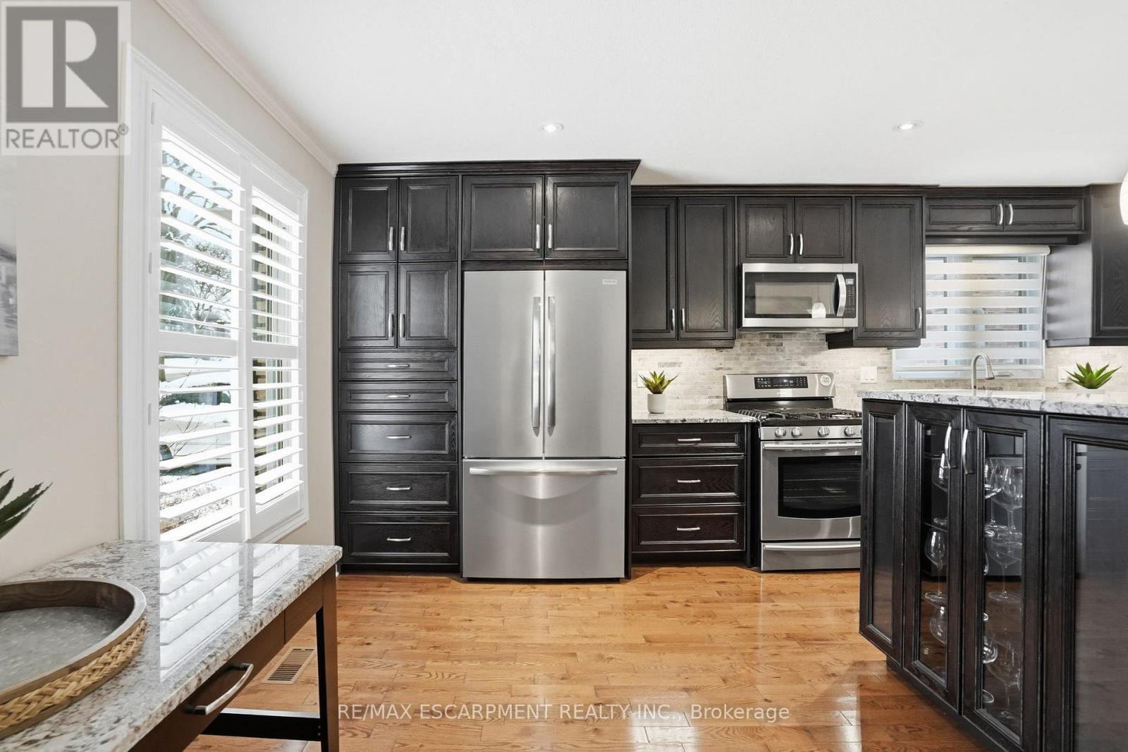 1995 Kerns Road, Burlington, ON - Indoor Photo Showing Kitchen With Upgraded Kitchen
