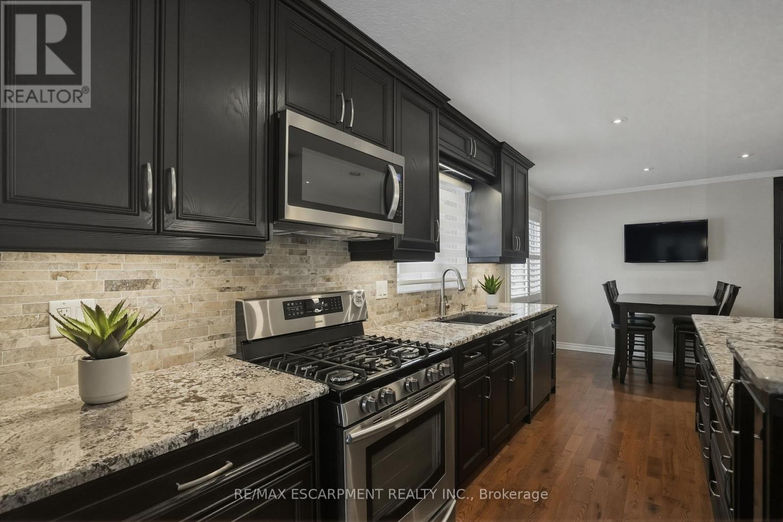 1995 Kerns Road, Burlington, ON - Indoor Photo Showing Kitchen With Upgraded Kitchen