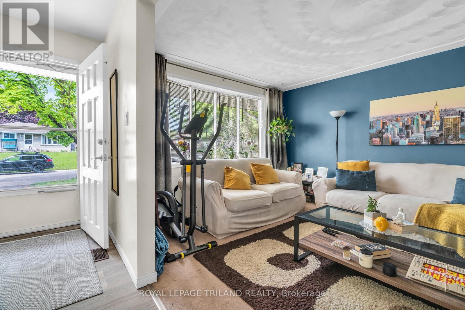 A - 195B Cedarvale Crescent, Waterloo, ON - Indoor Photo Showing Living Room