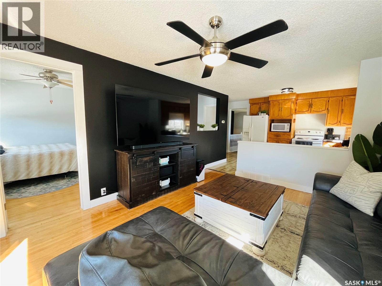 45 6Th Avenue Ne, Swift Current, SK - Indoor Photo Showing Living Room