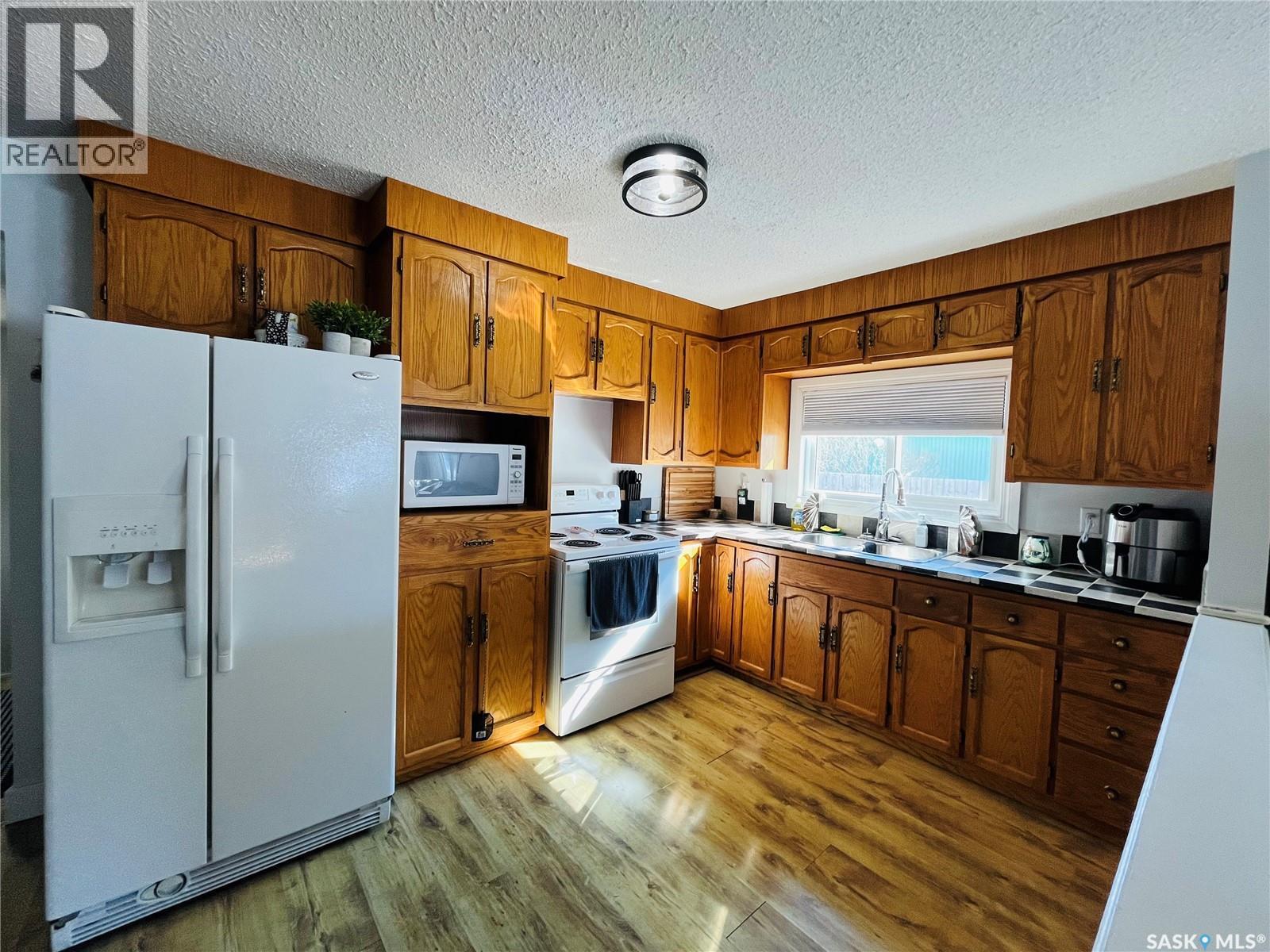 45 6Th Avenue Ne, Swift Current, SK - Indoor Photo Showing Kitchen With Double Sink