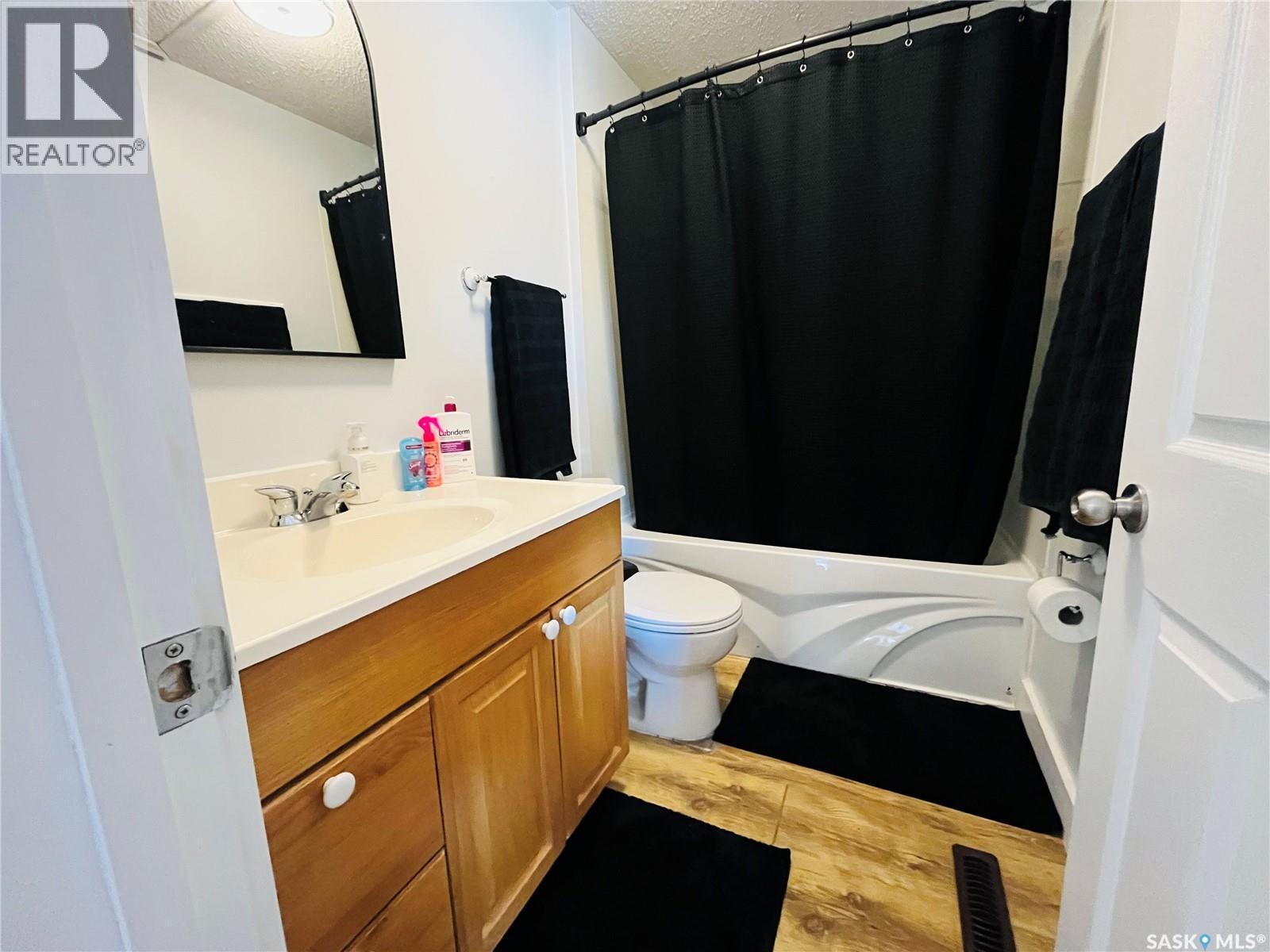 45 6Th Avenue Ne, Swift Current, SK - Indoor Photo Showing Bathroom