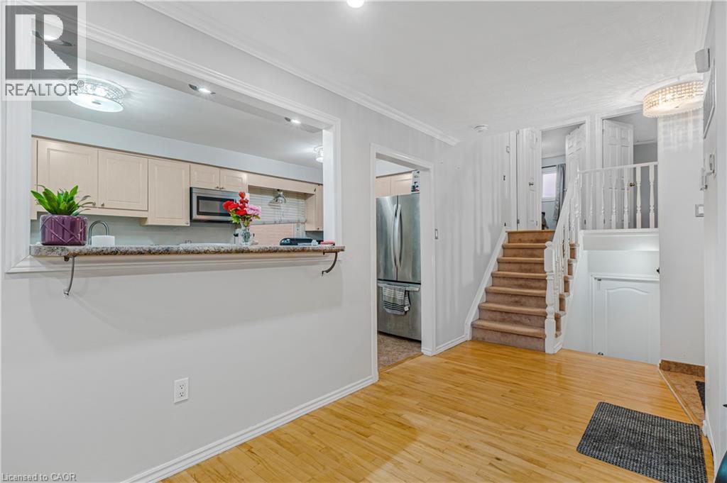 2 Envoy Boulevard, Hamilton, ON - Indoor Photo Showing Other Room