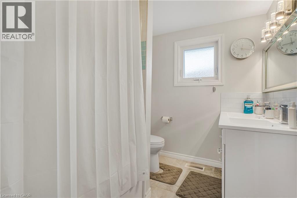 2 Envoy Boulevard, Hamilton, ON - Indoor Photo Showing Bathroom