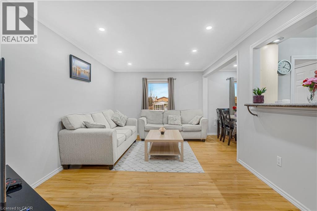 2 Envoy Boulevard, Hamilton, ON - Indoor Photo Showing Living Room