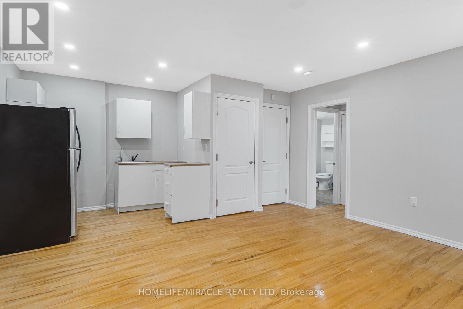 2 Envoy Boulevard, Hamilton, ON - Indoor
