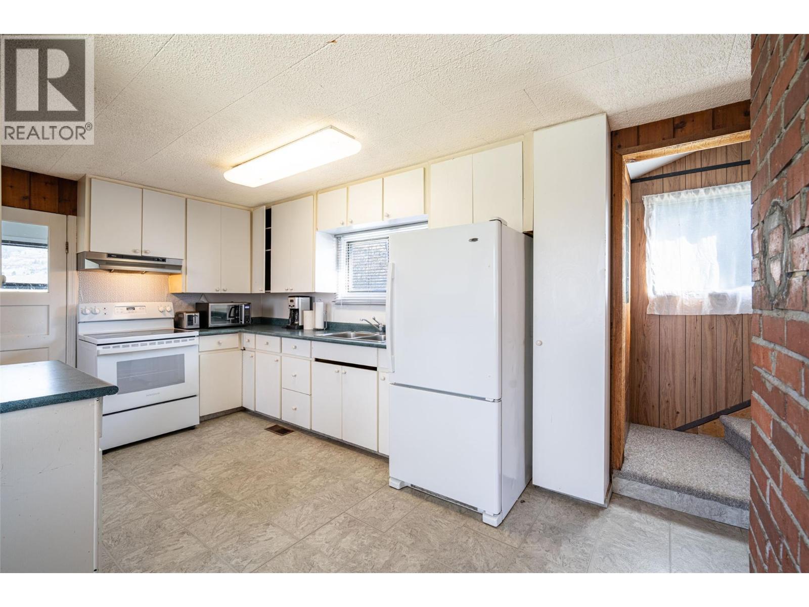 Kitchen - 10091 6 Highway, Coldstream, BC