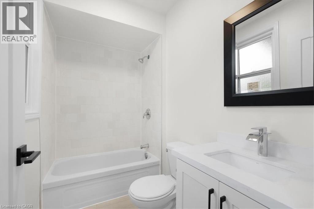 215 Ray Street N, Hamilton, ON - Indoor Photo Showing Bathroom