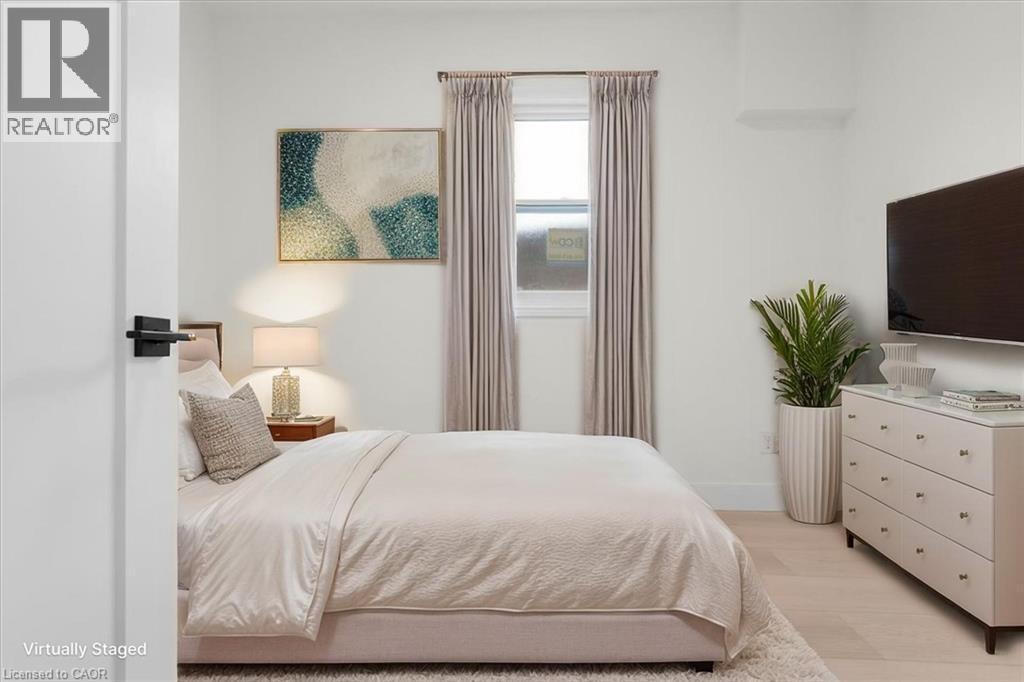 215 Ray Street N, Hamilton, ON - Indoor Photo Showing Bedroom