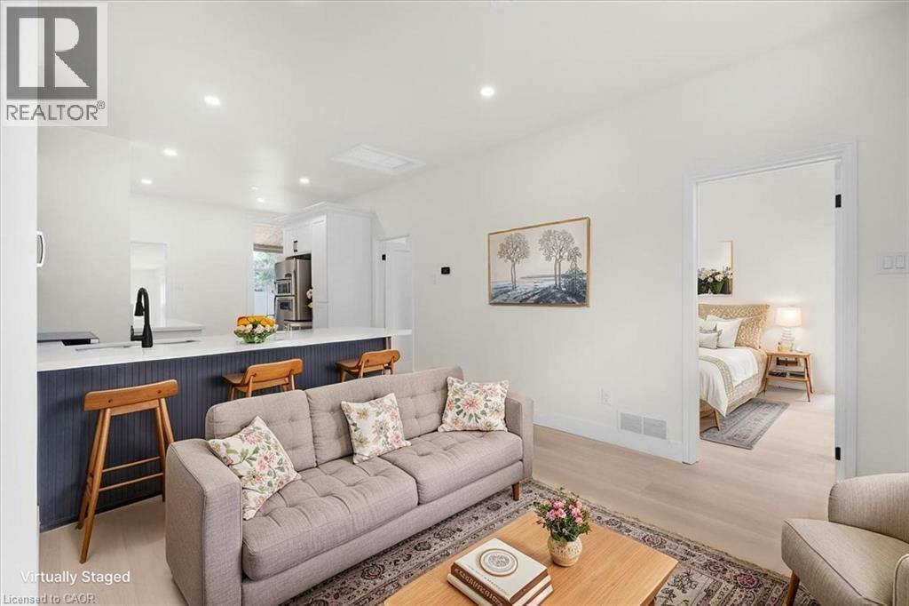 215 Ray Street N, Hamilton, ON - Indoor Photo Showing Living Room