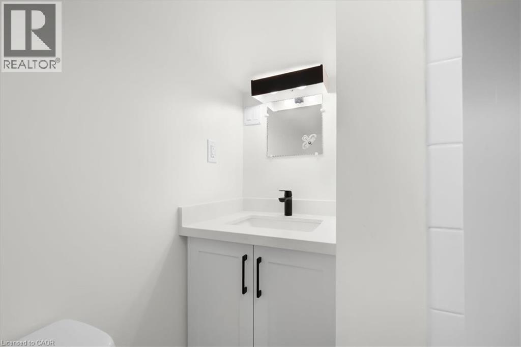 215 Ray Street N, Hamilton, ON - Indoor Photo Showing Bathroom