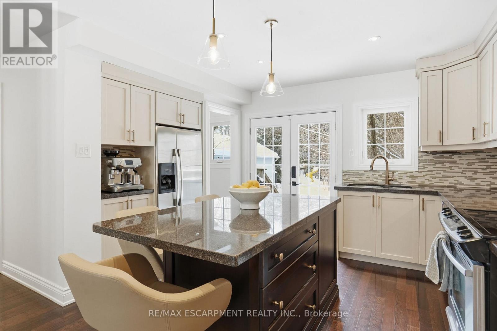 92 Wanita Road, Mississauga, ON - Indoor Photo Showing Kitchen With Upgraded Kitchen