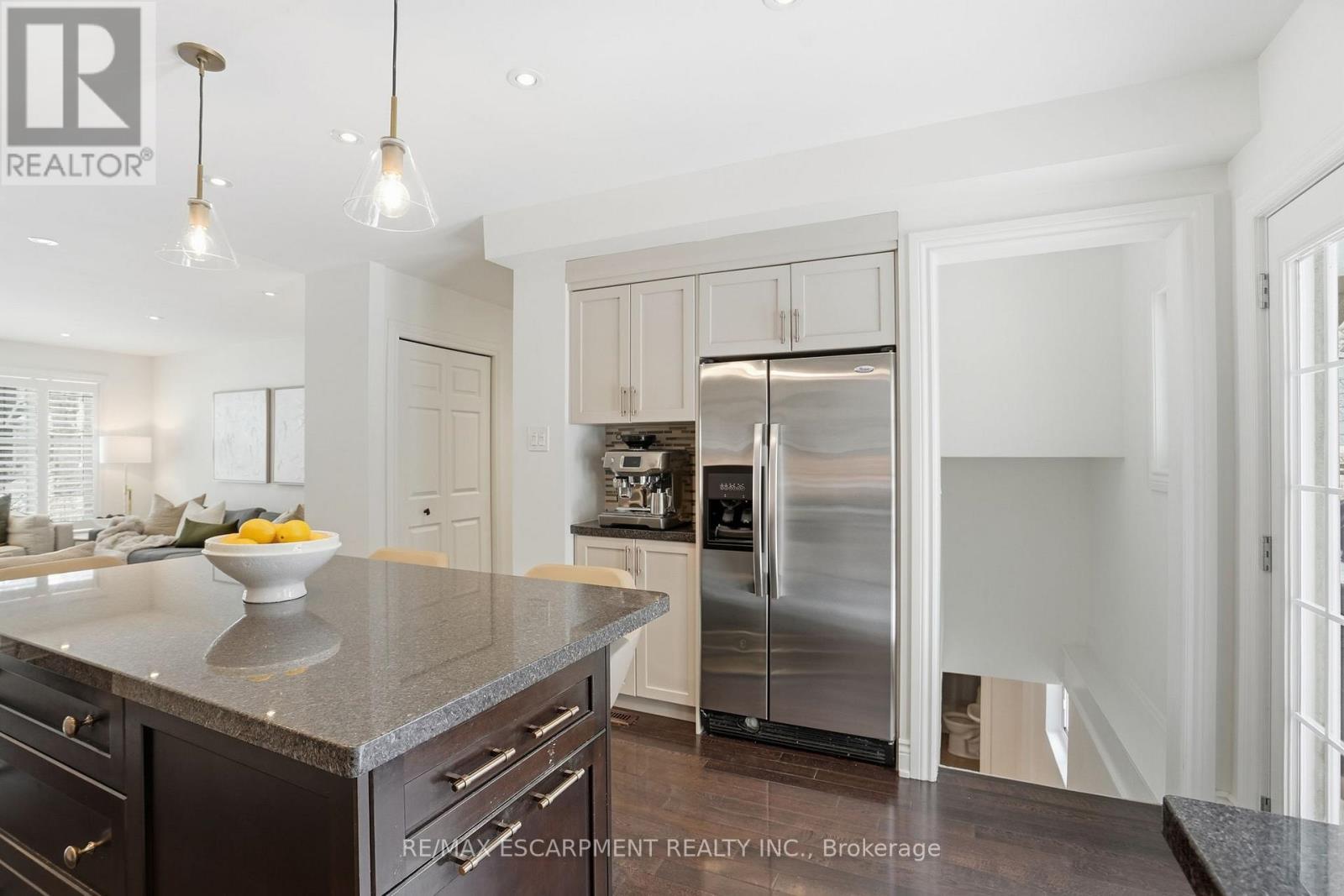 92 Wanita Road, Mississauga, ON - Indoor Photo Showing Kitchen With Upgraded Kitchen