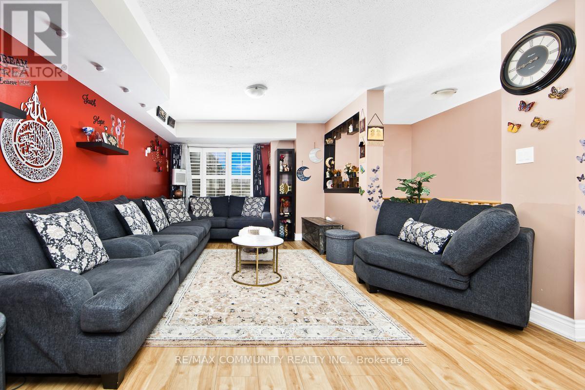 2462 Bromus Path, Oshawa, ON - Indoor Photo Showing Living Room
