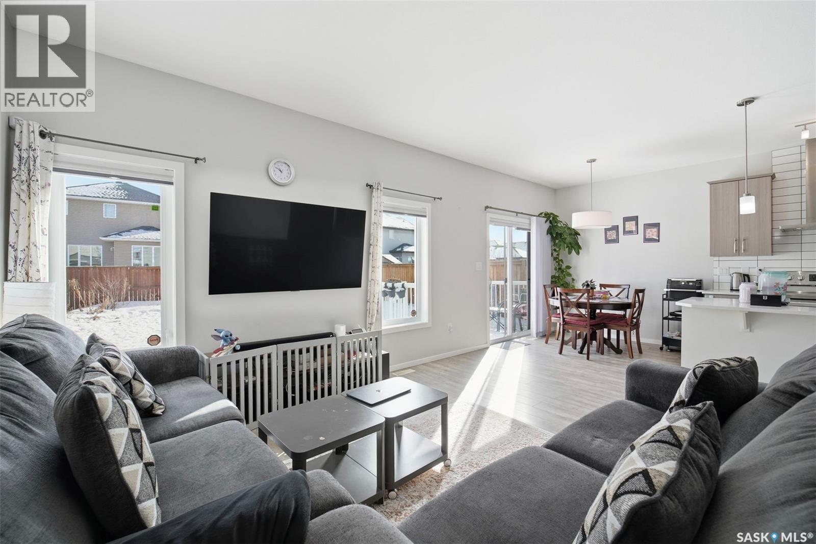 394 Hassard Close, Saskatoon, SK - Indoor Photo Showing Living Room