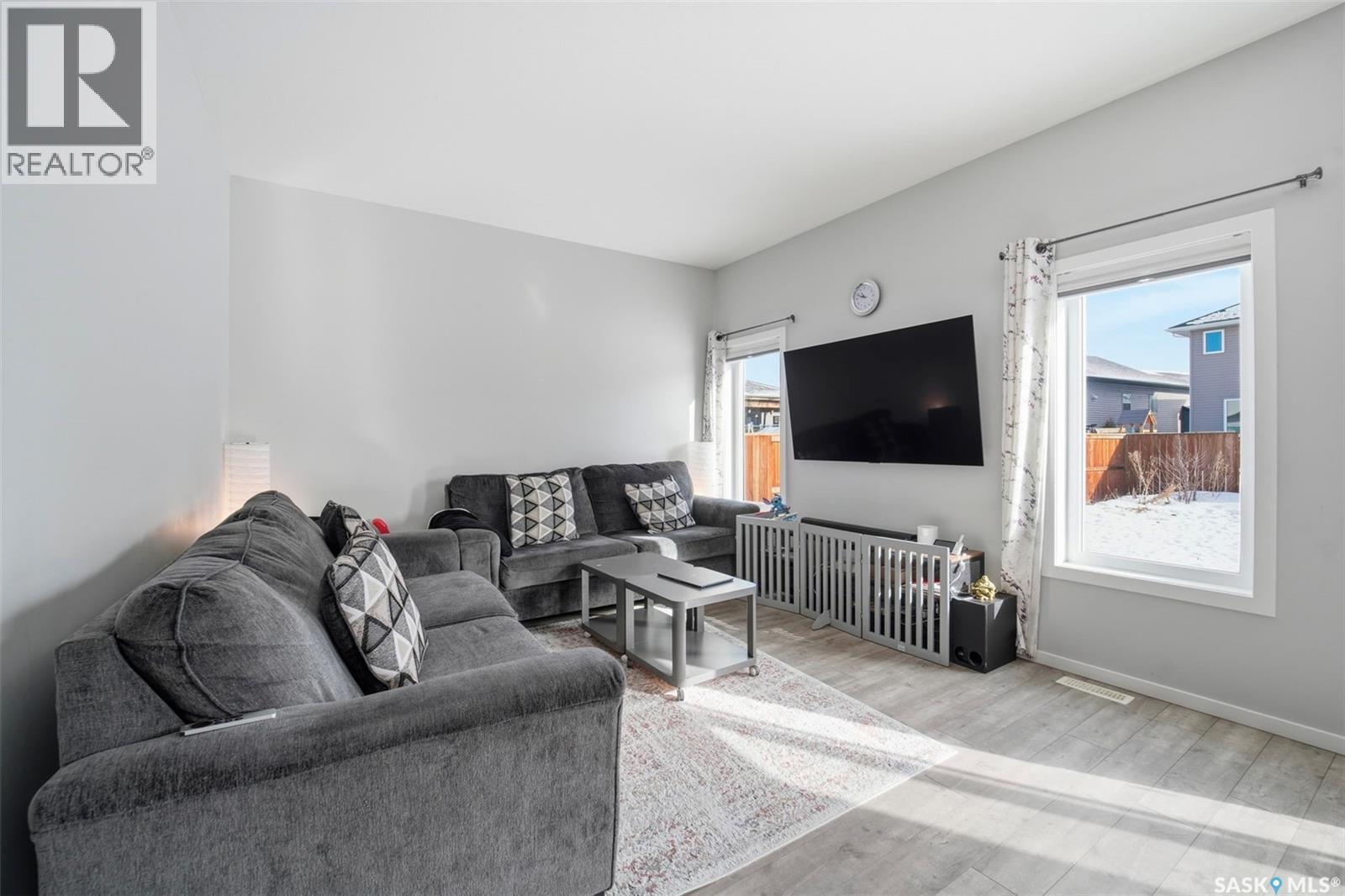 394 Hassard Close, Saskatoon, SK - Indoor Photo Showing Living Room