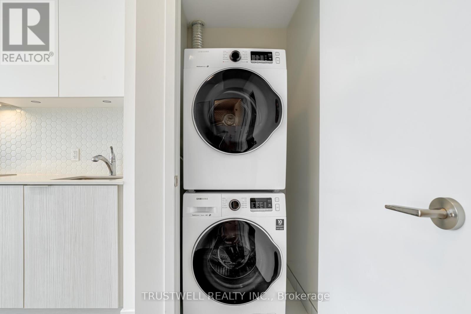 1004 - 158 Front Street E, Toronto, ON - Indoor Photo Showing Laundry Room