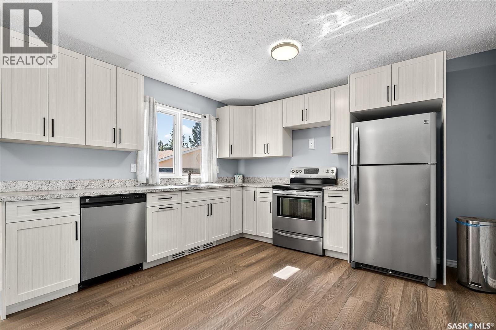 19 Buttercup Crescent Nw, Moose Jaw, SK - Indoor Photo Showing Kitchen With Stainless Steel Kitchen