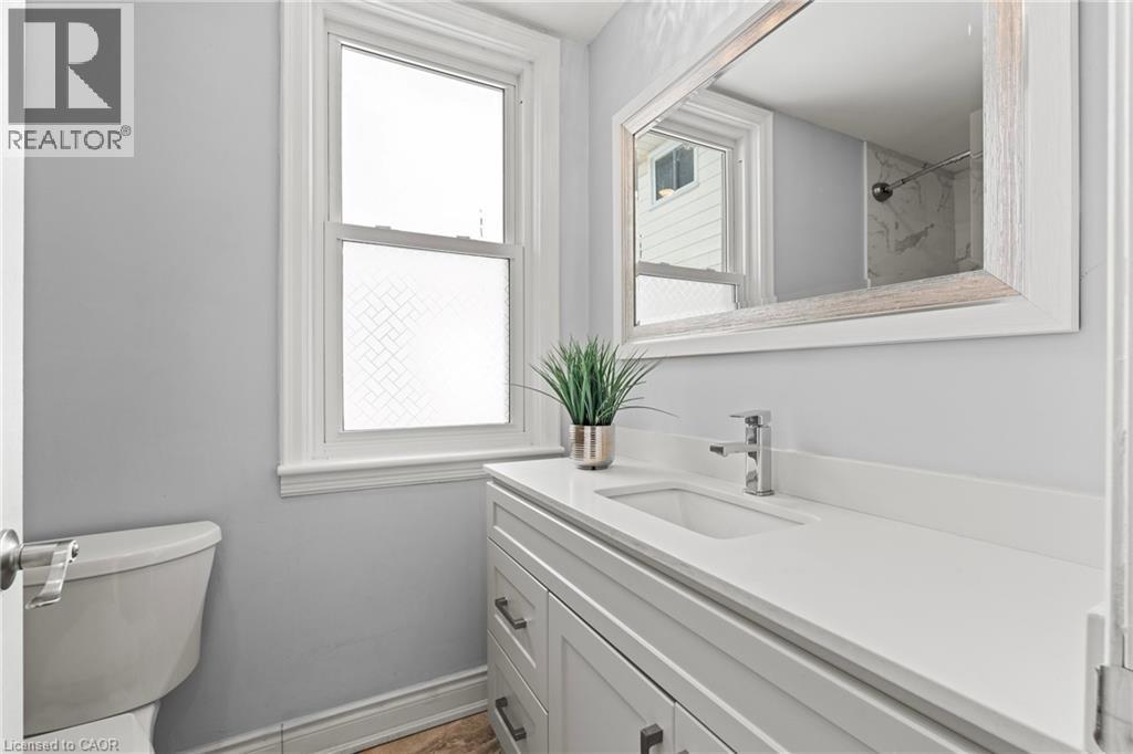 15 Millen Avenue, Hamilton, ON - Indoor Photo Showing Bathroom