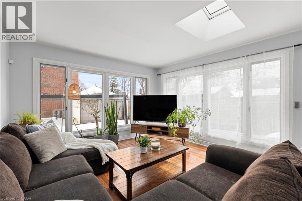 15 Millen Avenue, Hamilton, ON - Indoor Photo Showing Living Room