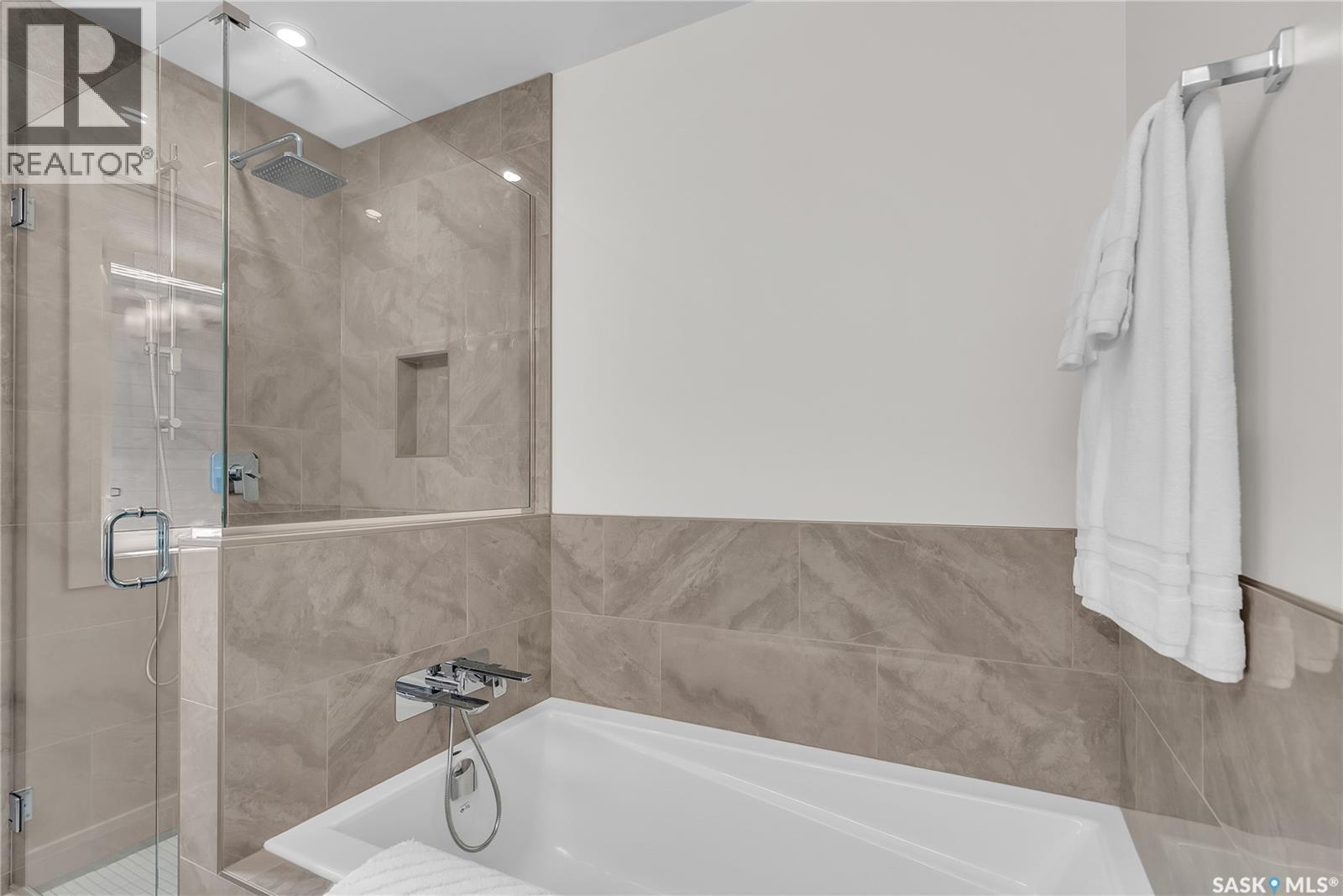 1601B 9Th Avenue N, Saskatoon, SK - Indoor Photo Showing Bathroom