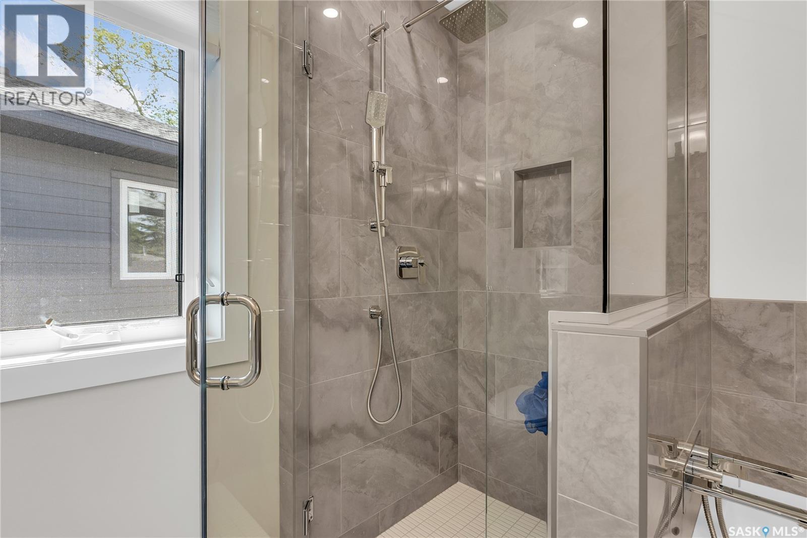 1601B 9Th Avenue N, Saskatoon, SK - Indoor Photo Showing Bathroom