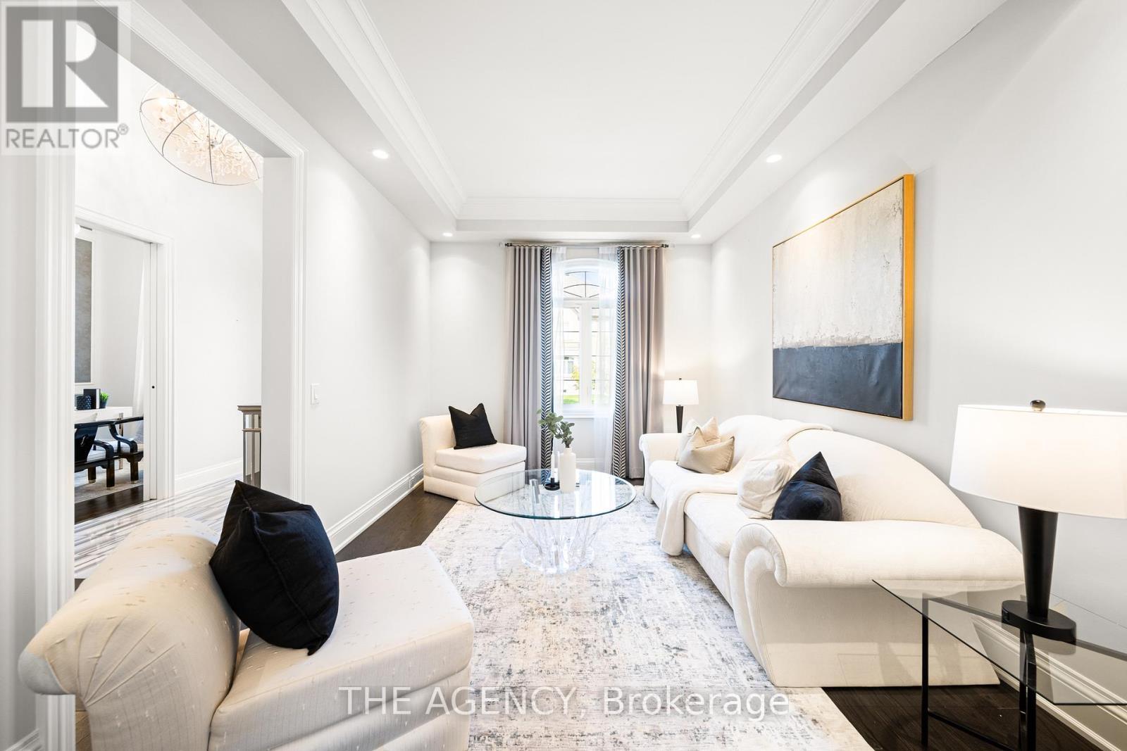 28 Chuck Ormsby Crescent, King, ON - Indoor Photo Showing Living Room