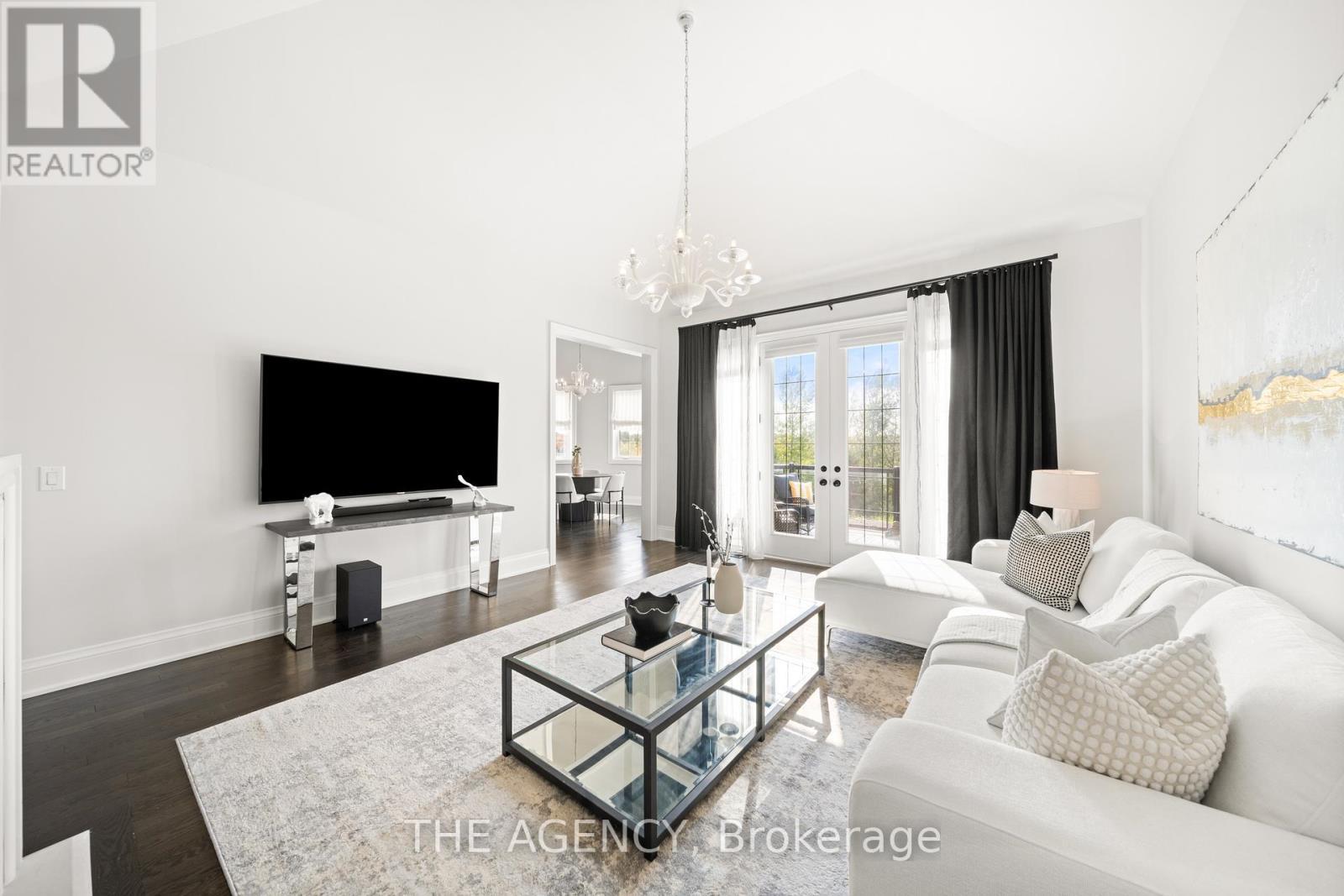 28 Chuck Ormsby Crescent, King, ON - Indoor Photo Showing Living Room