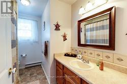 Main level 4 piece bathroom -