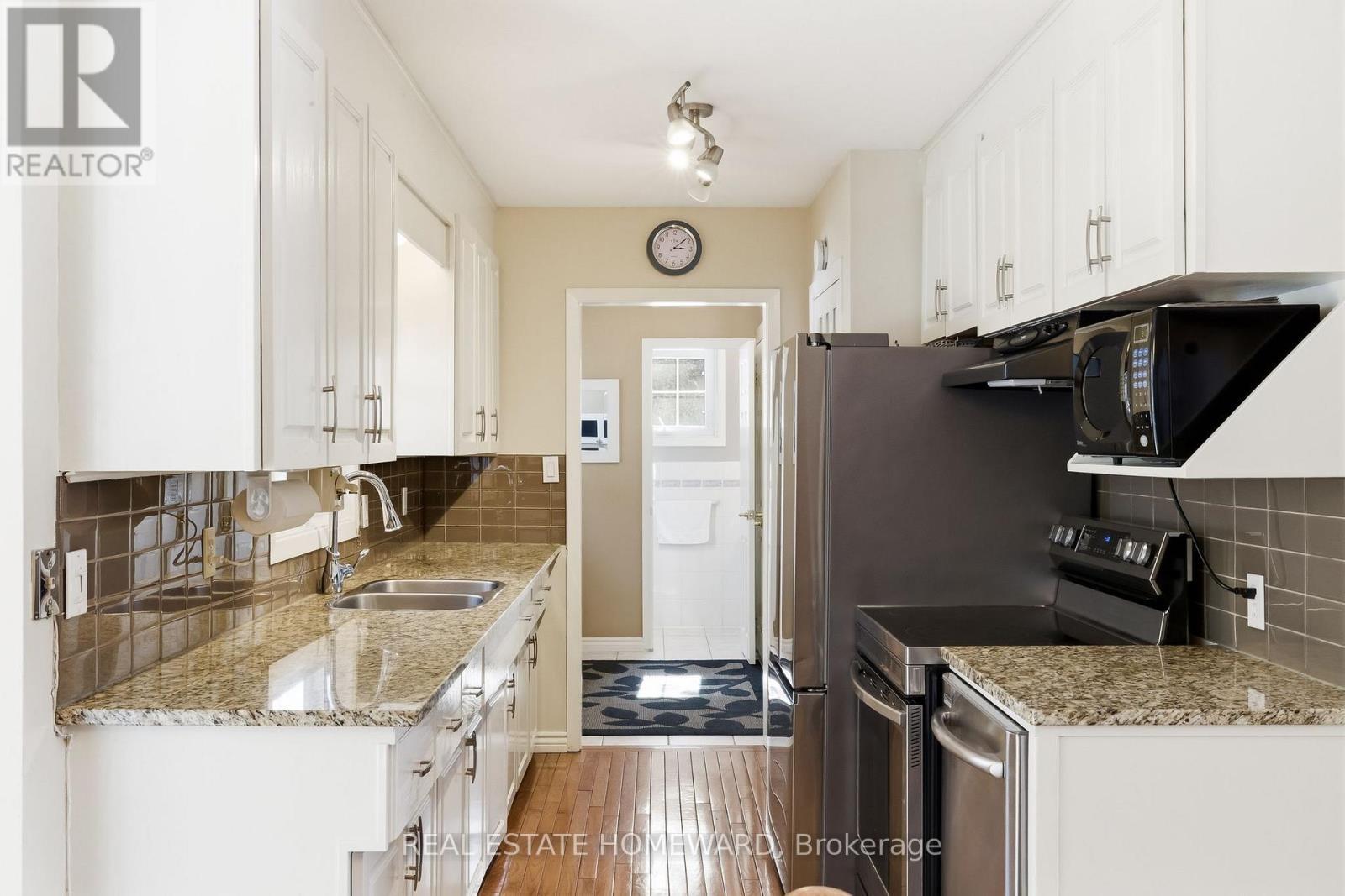 4 Wayne Crescent, Quinte West, ON - Indoor Photo Showing Kitchen With Double Sink With Upgraded Kitchen