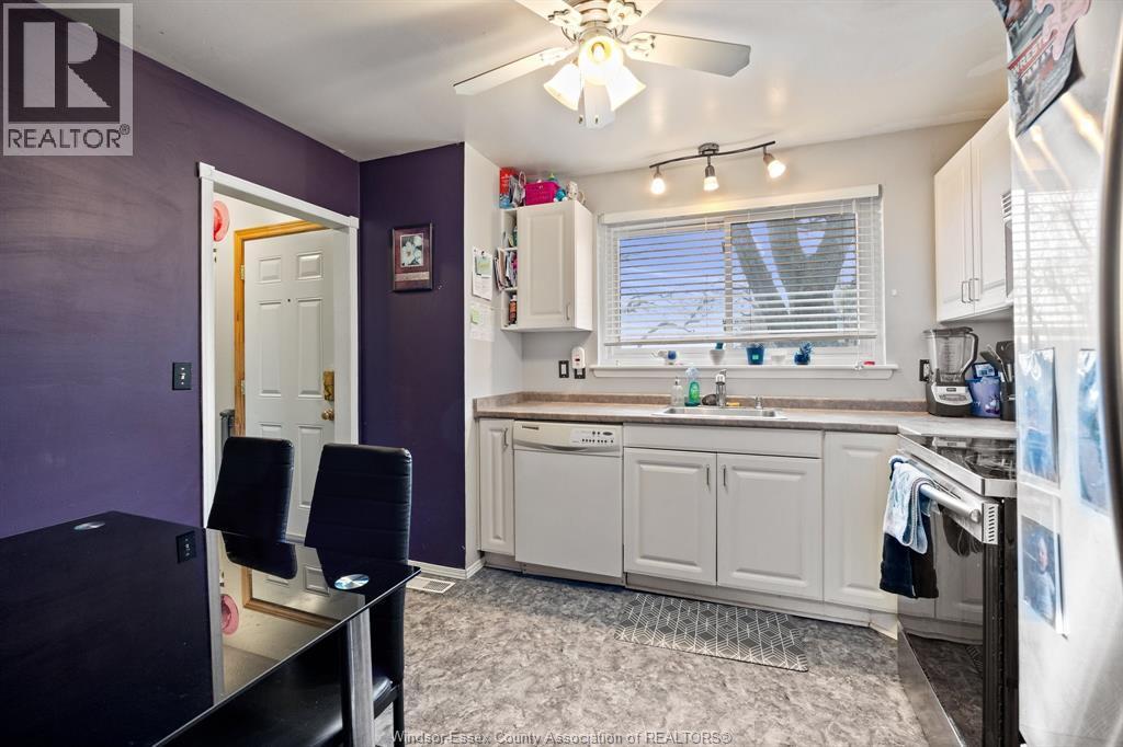 5557 Coronation, Windsor, ON - Indoor Photo Showing Kitchen