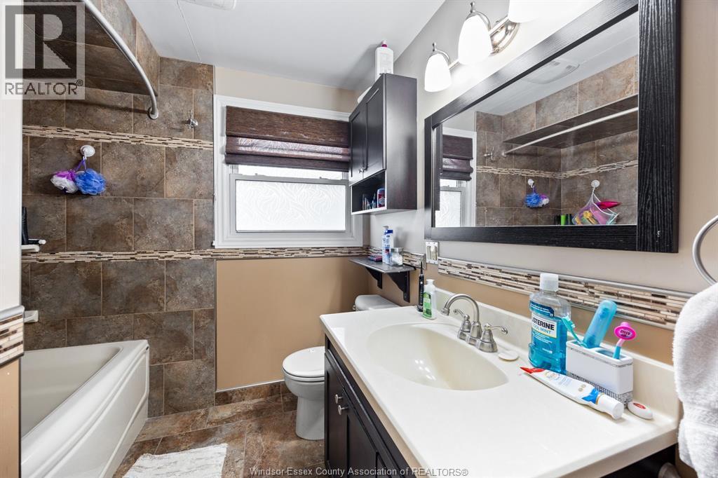5557 Coronation, Windsor, ON - Indoor Photo Showing Bathroom