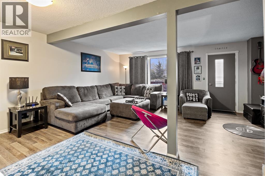 5557 Coronation, Windsor, ON - Indoor Photo Showing Living Room