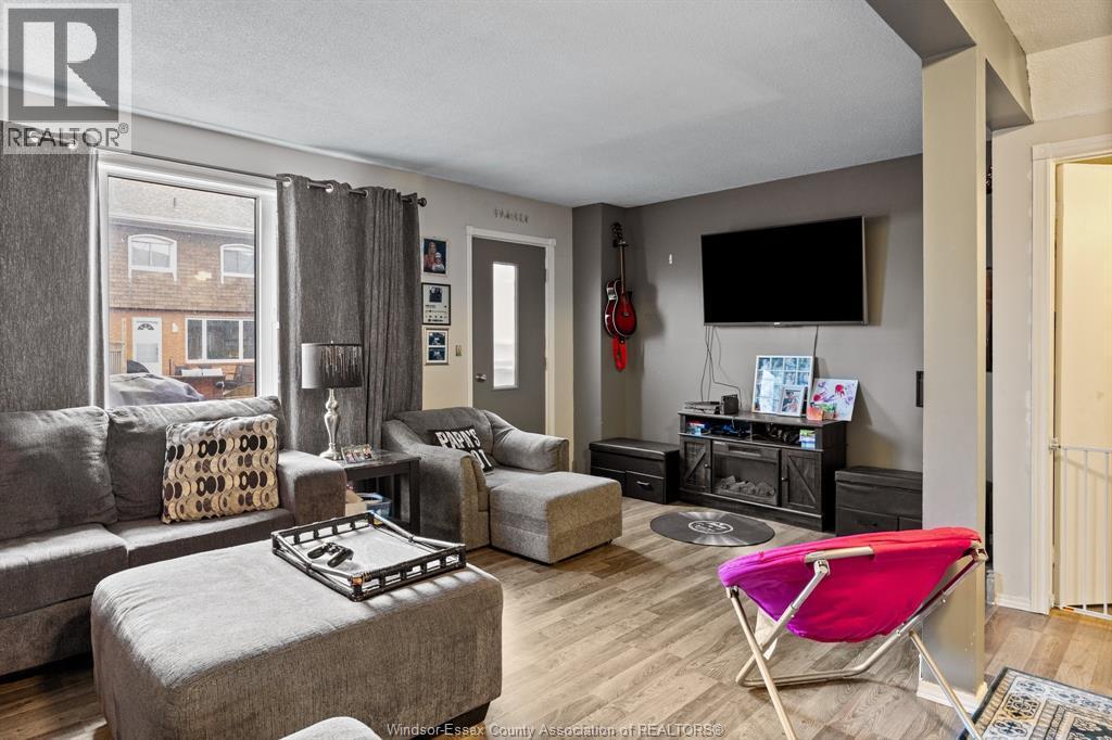 5557 Coronation, Windsor, ON - Indoor Photo Showing Living Room