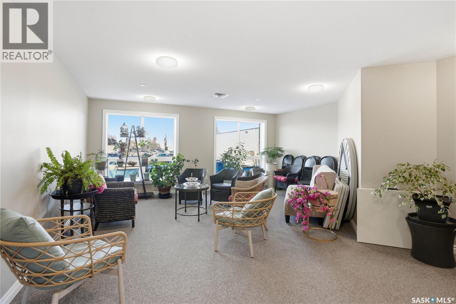 311 227 Pinehouse Drive, Saskatoon, SK - Indoor Photo Showing Living Room