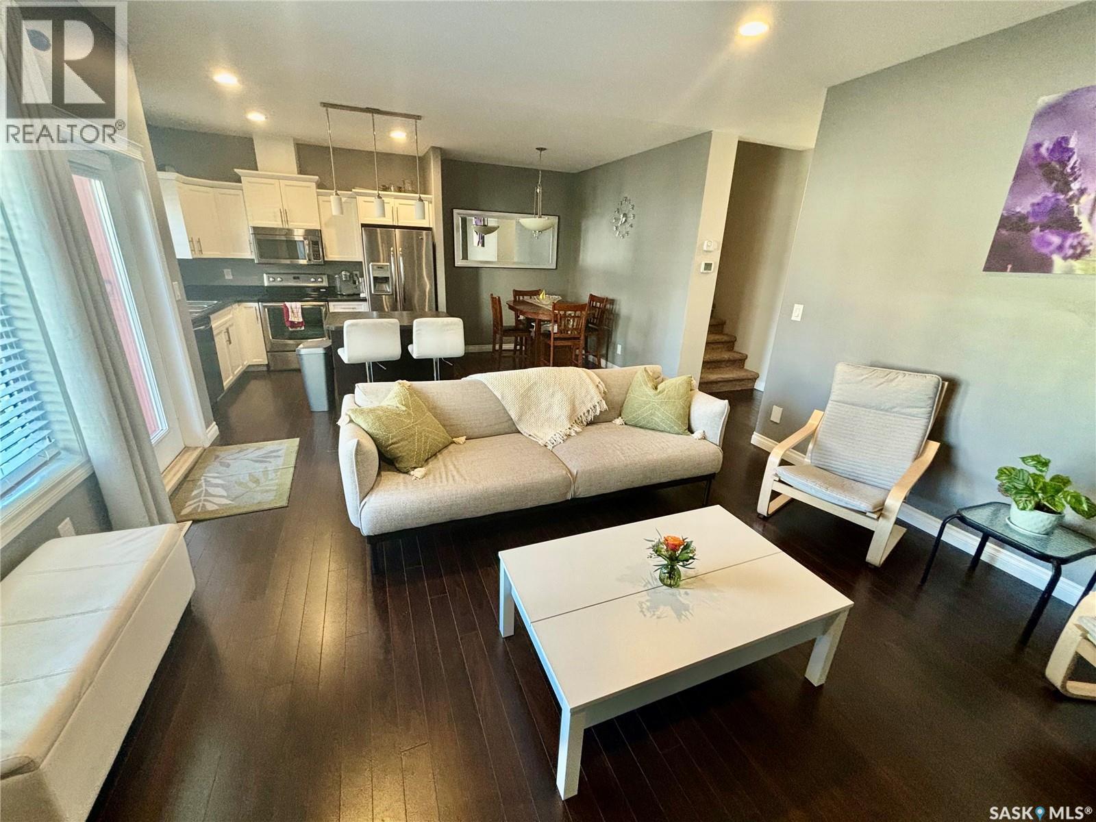 104 Atton Crescent, Saskatoon, SK - Indoor Photo Showing Living Room