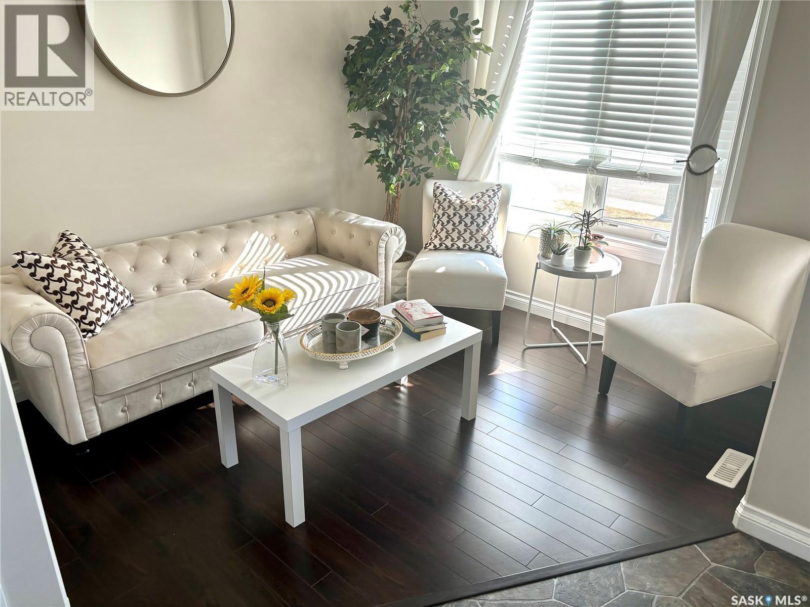 104 Atton Crescent, Saskatoon, SK - Indoor Photo Showing Living Room