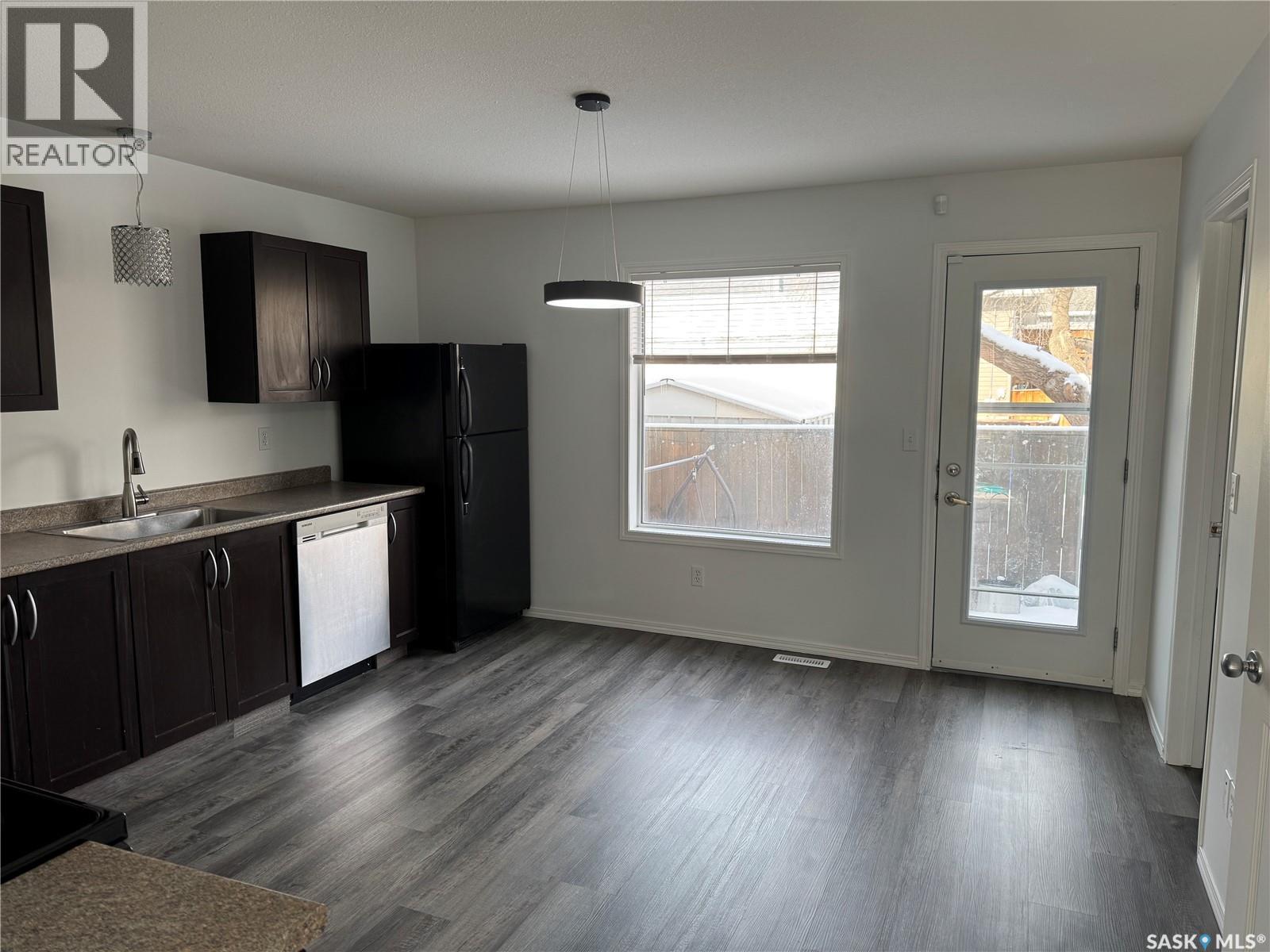 2 802 K Avenue N, Saskatoon, SK - Indoor Photo Showing Kitchen