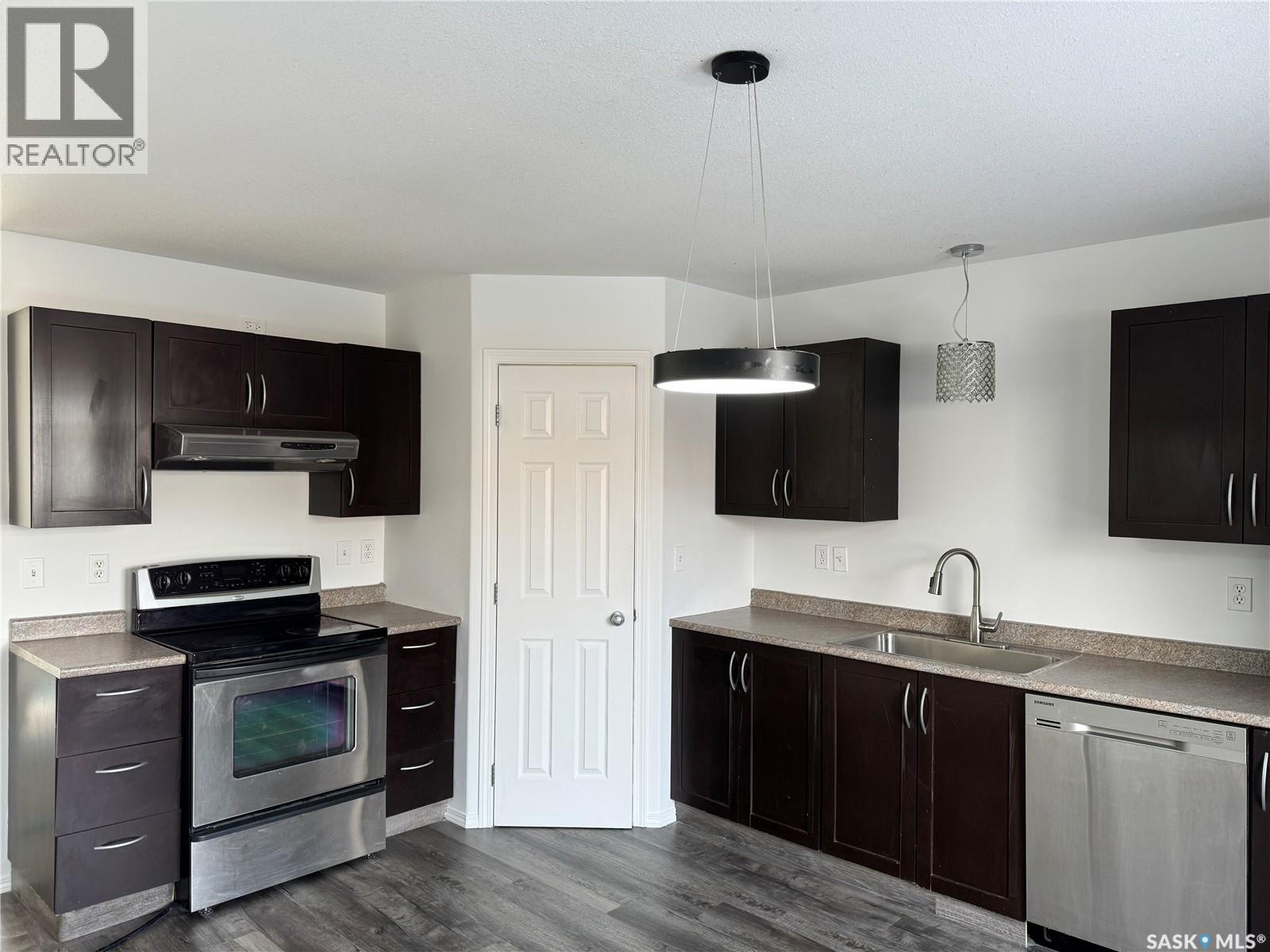 2 802 K Avenue N, Saskatoon, SK - Indoor Photo Showing Kitchen