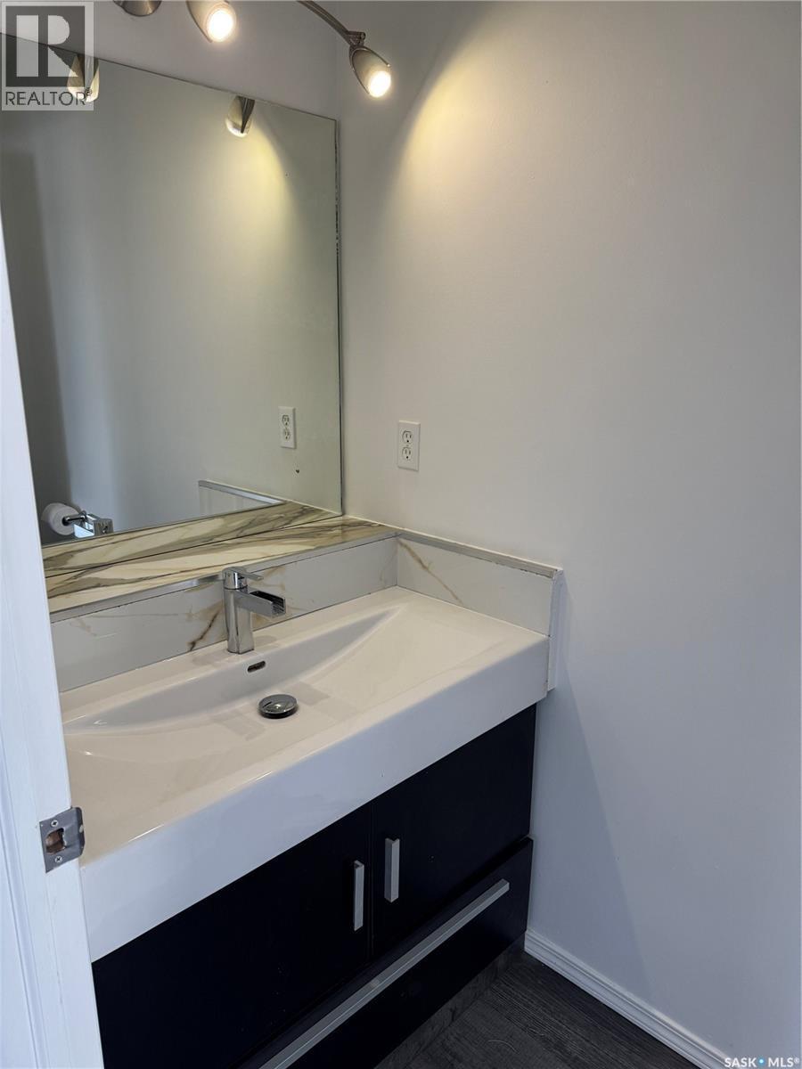 2 802 K Avenue N, Saskatoon, SK - Indoor Photo Showing Bathroom