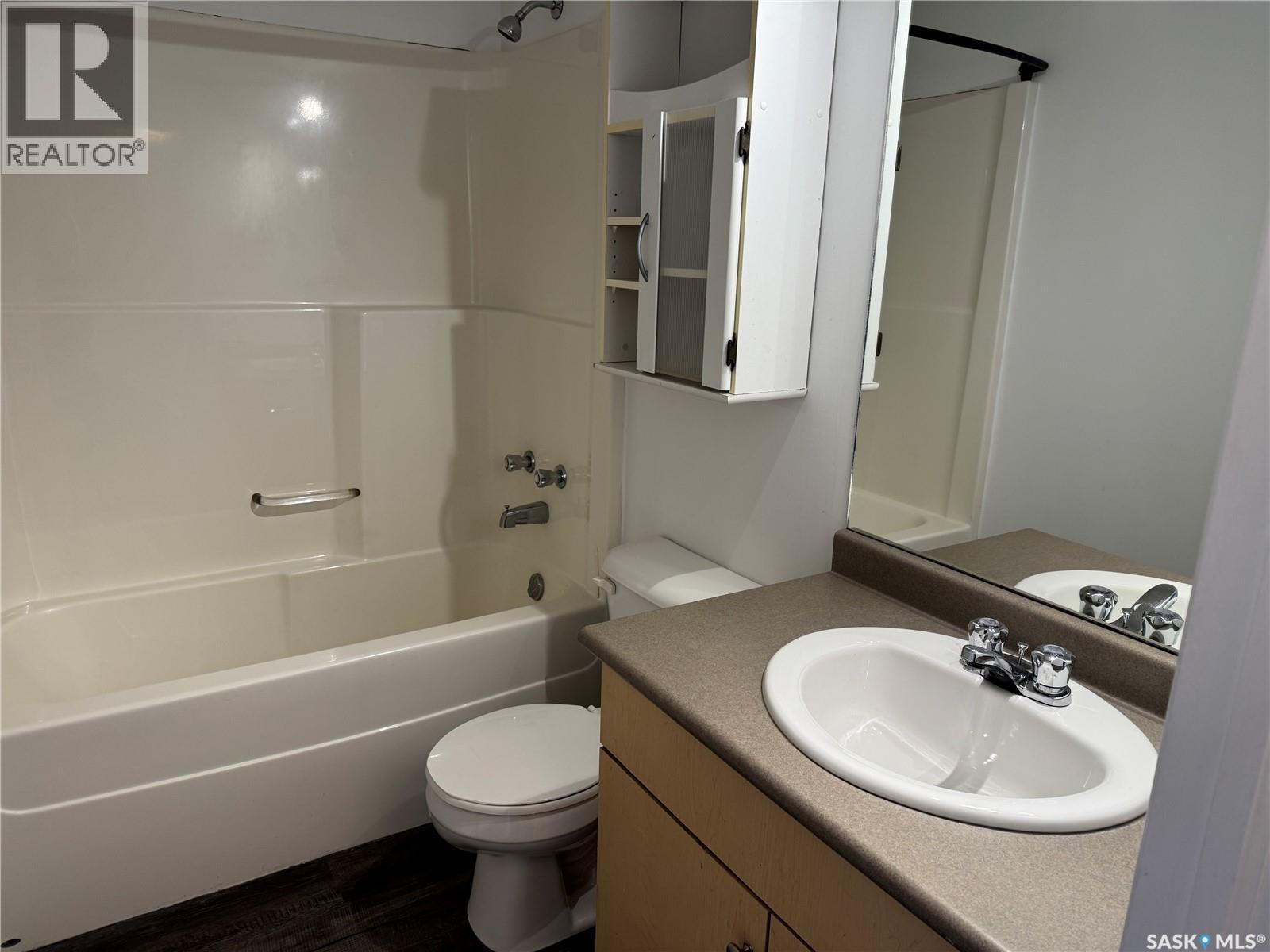 2 802 K Avenue N, Saskatoon, SK - Indoor Photo Showing Bathroom