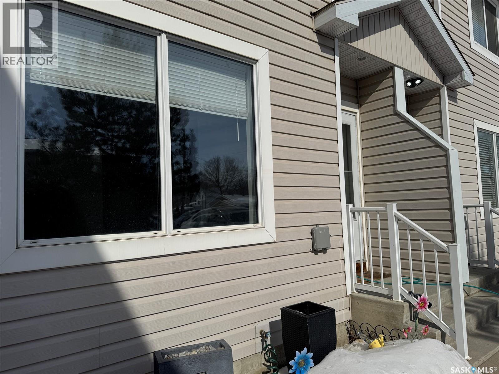 2 802 K Avenue N, Saskatoon, SK - Outdoor With Exterior
