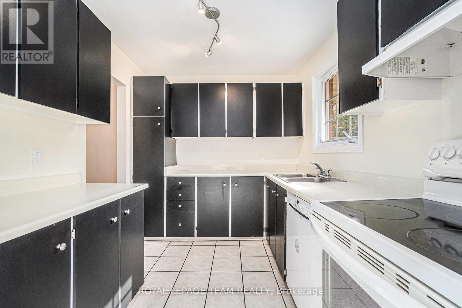 440 Kintyre Private, Ottawa, ON - Indoor Photo Showing Kitchen With Double Sink