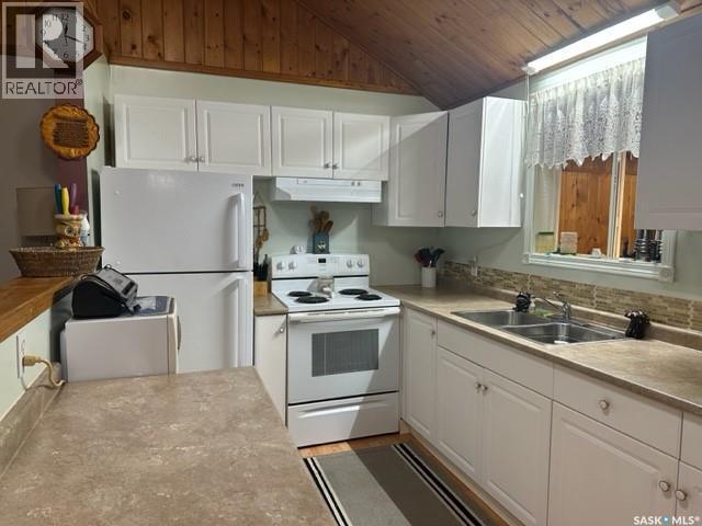 711 Waskos Drive, Northern Admin District, SK - Indoor Photo Showing Kitchen With Double Sink