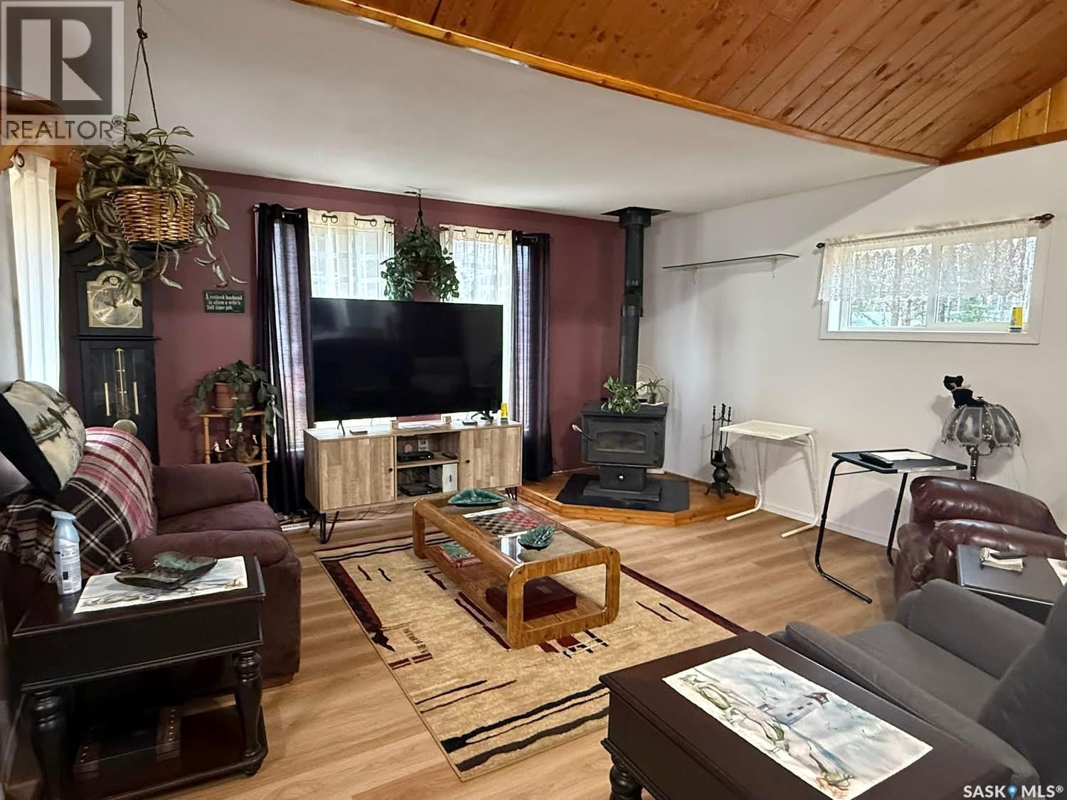 711 Waskos Drive, Northern Admin District, SK - Indoor Photo Showing Living Room