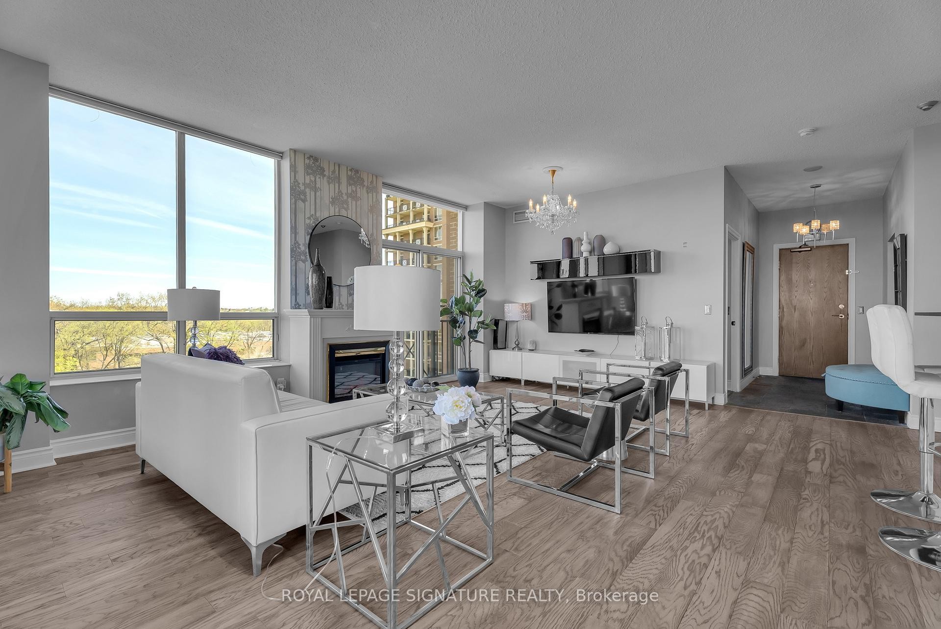 905-1101 Leslie Street, Toronto, ON - Indoor Photo Showing Living Room With Fireplace
