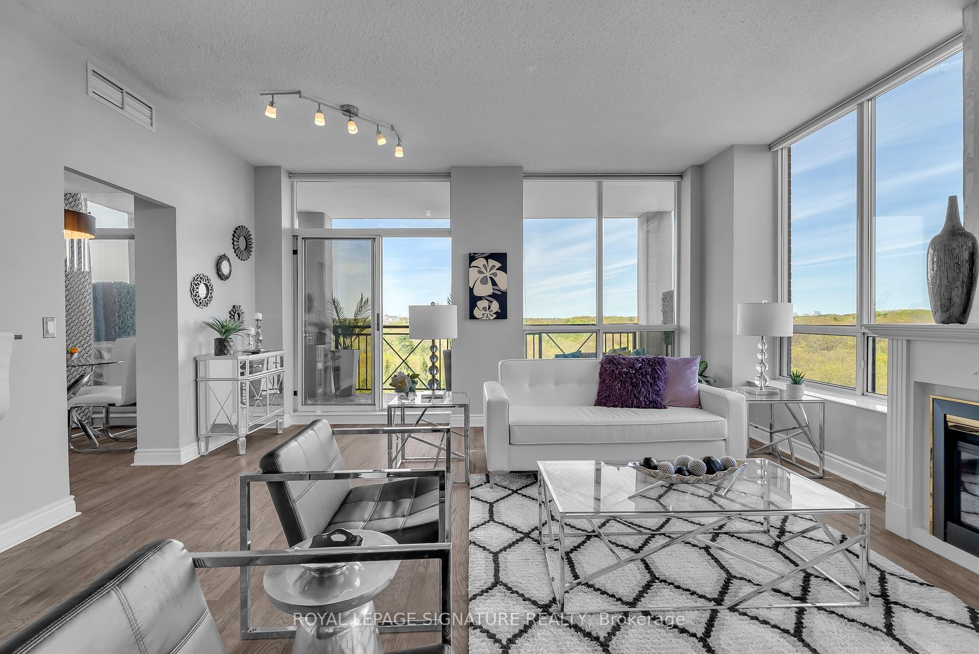 905-1101 Leslie Street, Toronto, ON - Indoor Photo Showing Living Room With Fireplace