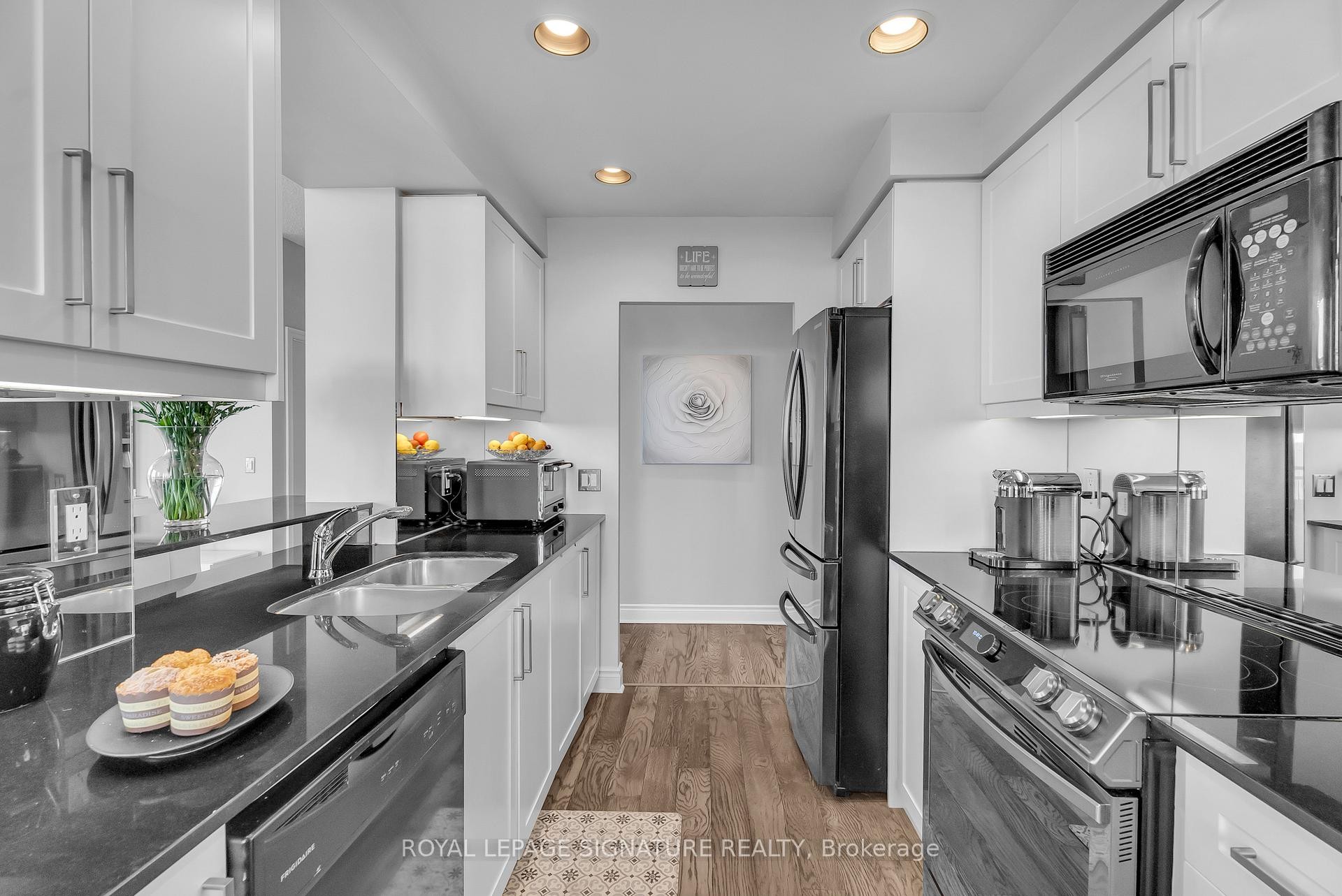 905-1101 Leslie Street, Toronto, ON - Indoor Photo Showing Kitchen With Double Sink With Upgraded Kitchen
