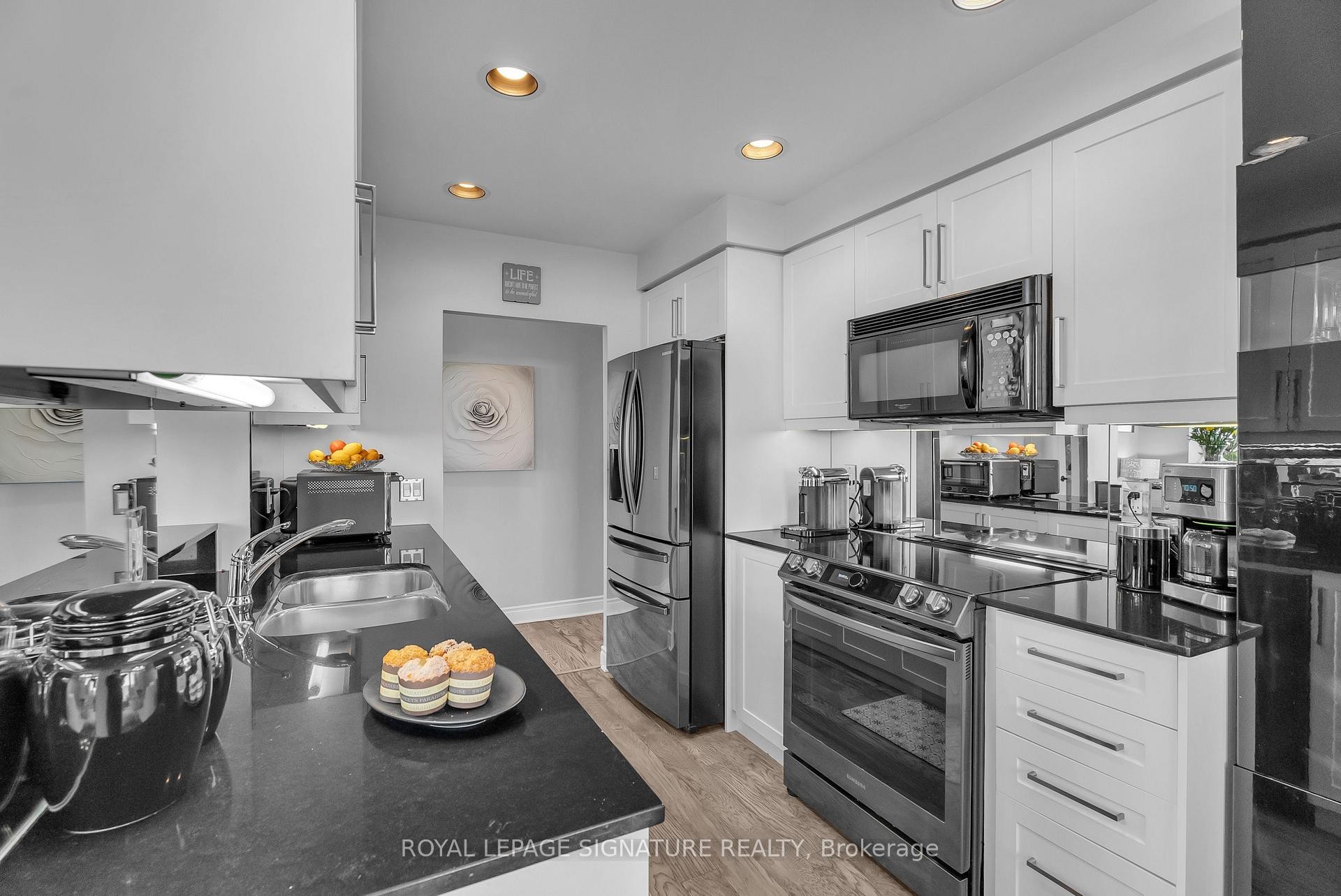 905-1101 Leslie Street, Toronto, ON - Indoor Photo Showing Kitchen With Double Sink