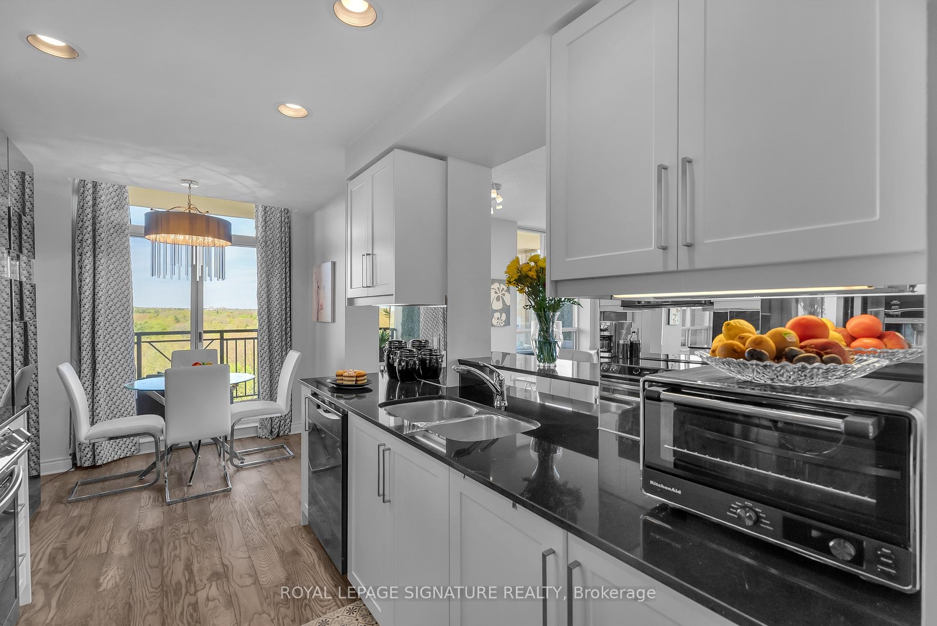 905-1101 Leslie Street, Toronto, ON - Indoor Photo Showing Kitchen With Double Sink With Upgraded Kitchen